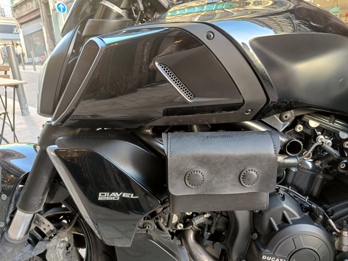 accessoires en cuir sur mesure pour l'équipement de votre moto artisan maroquinerie faméthic