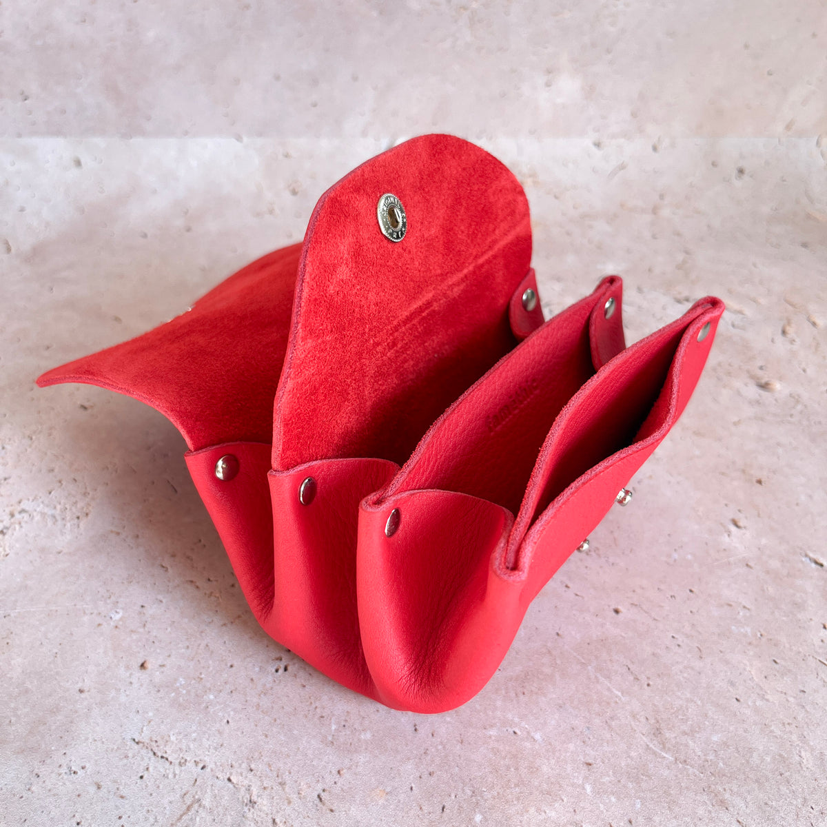vue intérieur porte monnaie portefeuille cuir rouge corail maroquinerie française
