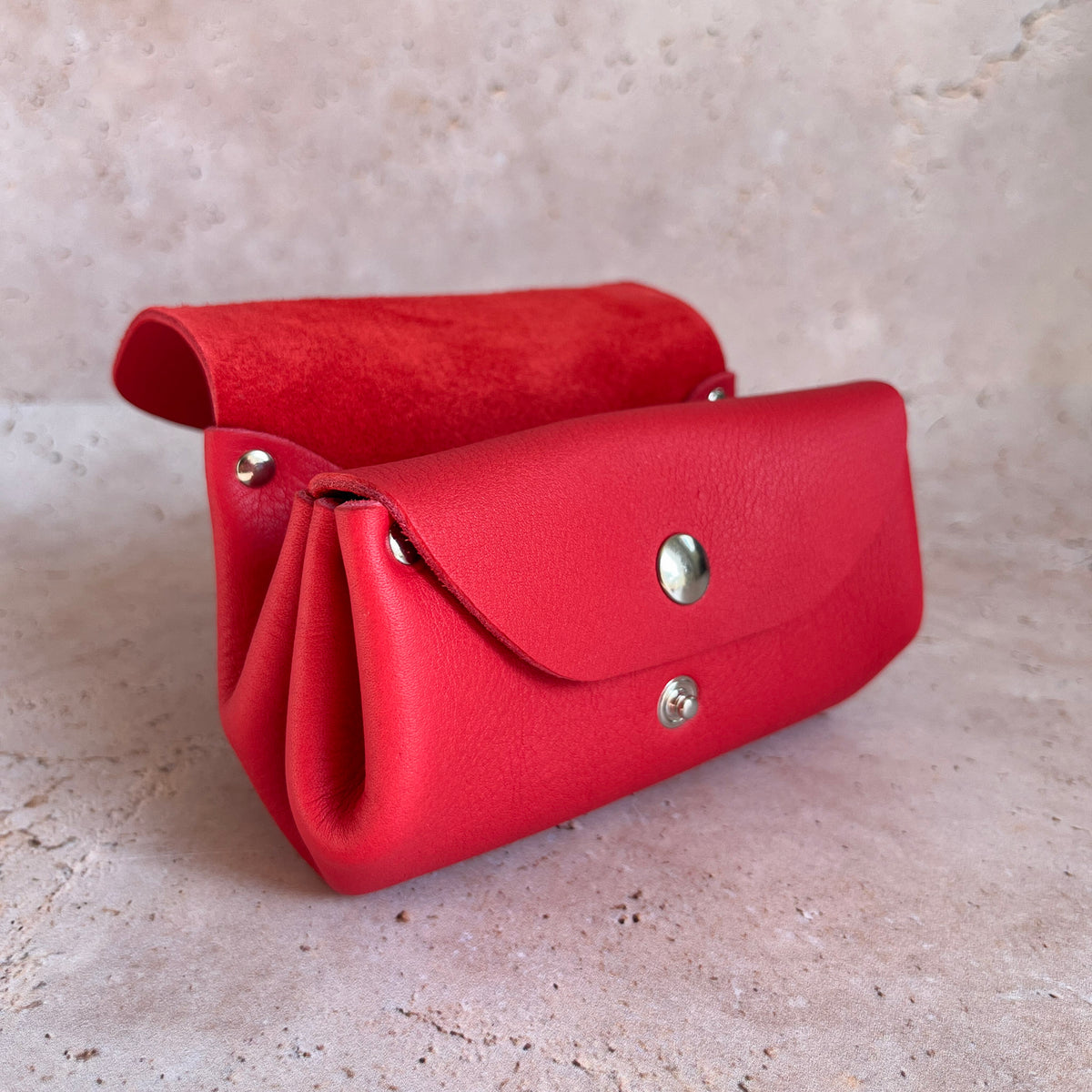 détail ouverture porte monnaie portefeuille cuir rouge corail maroquinerie française
