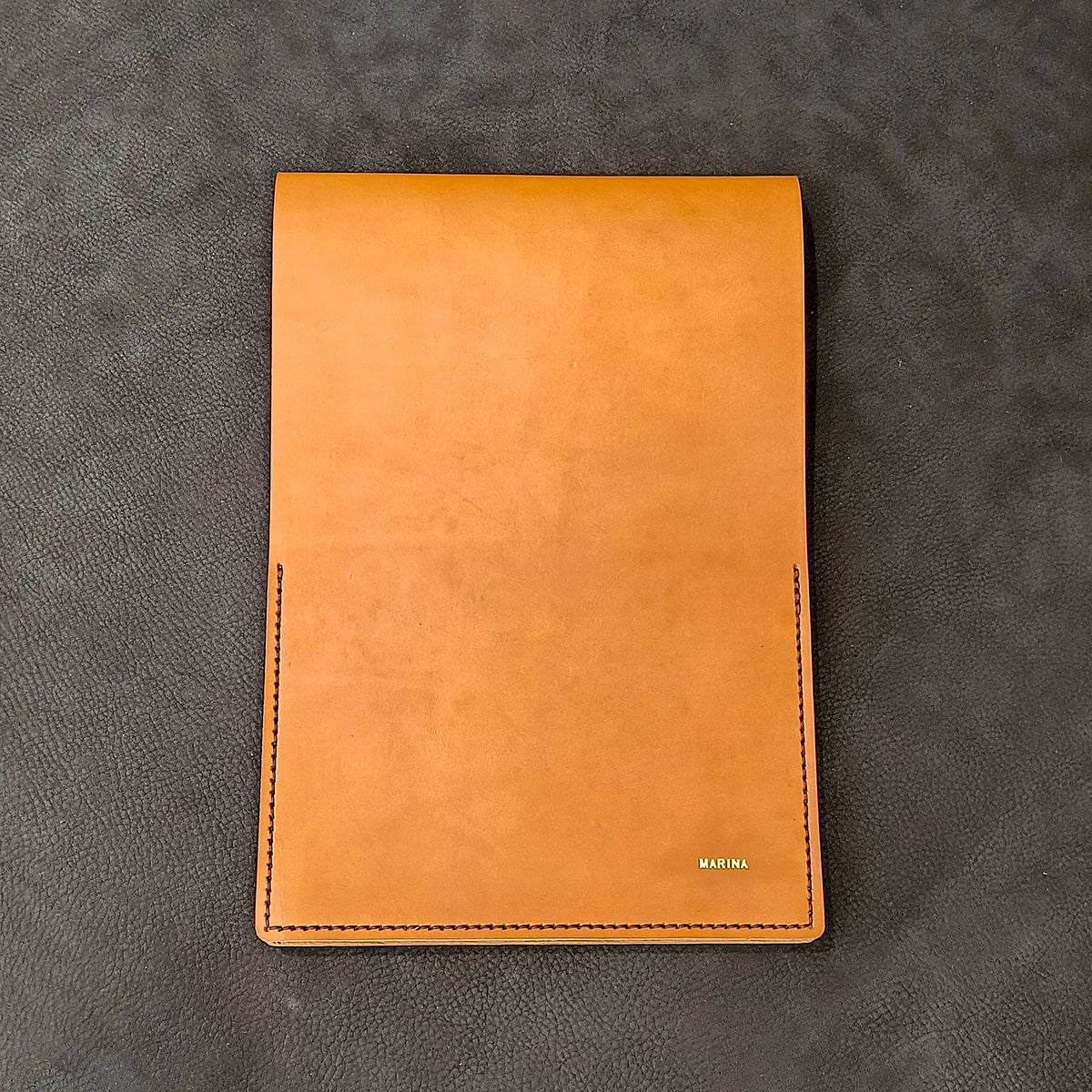 protège carnet cahier cuir sur mesure personnalisable cadeau note écriture dessin élastique maroquinerie artisanale faméthic français marseille inscription personnalisée
