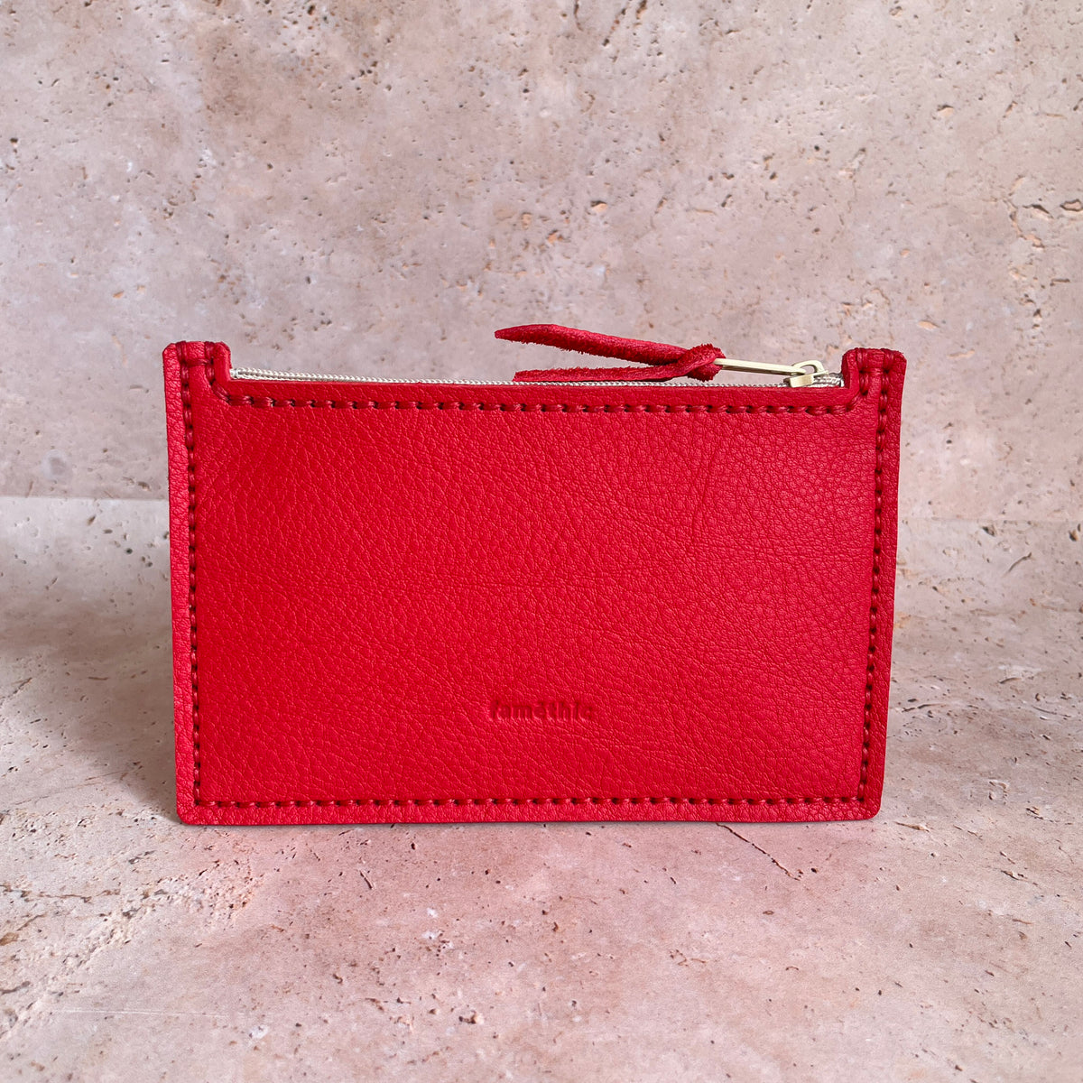 vue de face pochette portefeuille en cuir format passeport maroquinerie française faméthic