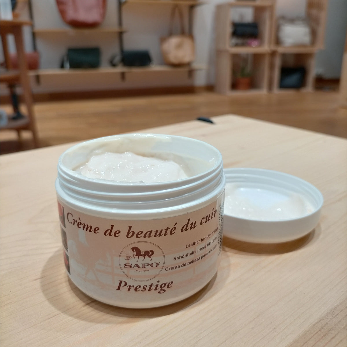 maroquinerie éthique responsable française artisan créateur cirage cuir baume sapo entretien cire cire d'abeille sellier maroquinier