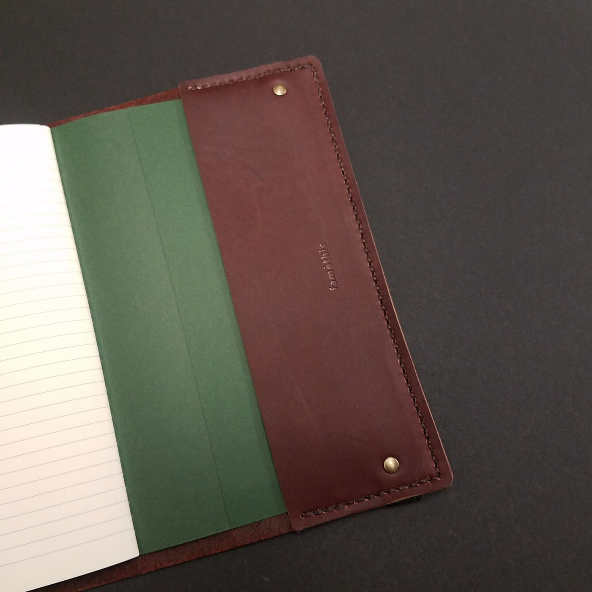 protège carnet cahier cuir sur mesure personnalisable cadeau note écriture dessin élastique maroquinerie artisanale faméthic français marseille inscription personnalisée