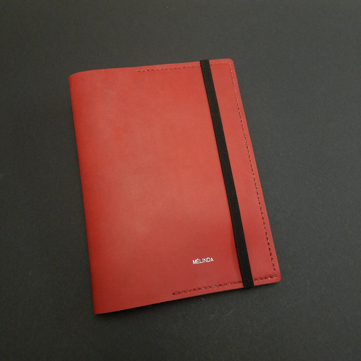 protège carnet cahier cuir sur mesure personnalisable cadeau note écriture dessin élastique maroquinerie artisanale faméthic français marseille inscription personnalisée