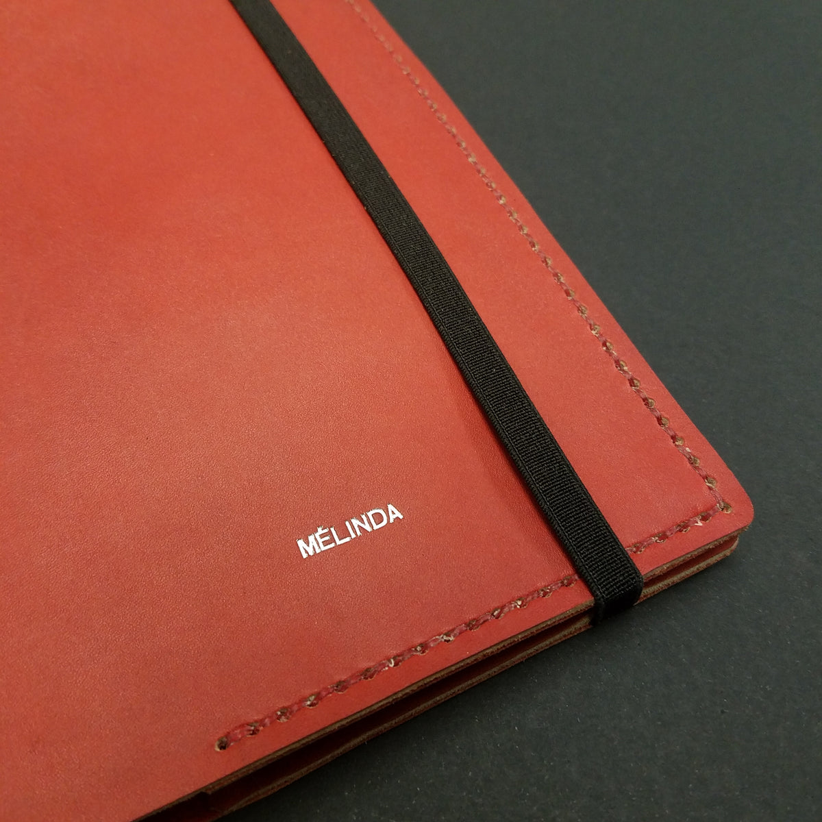 protège carnet cahier cuir sur mesure personnalisable cadeau note écriture dessin élastique maroquinerie artisanale faméthic français marseille inscription personnalisée