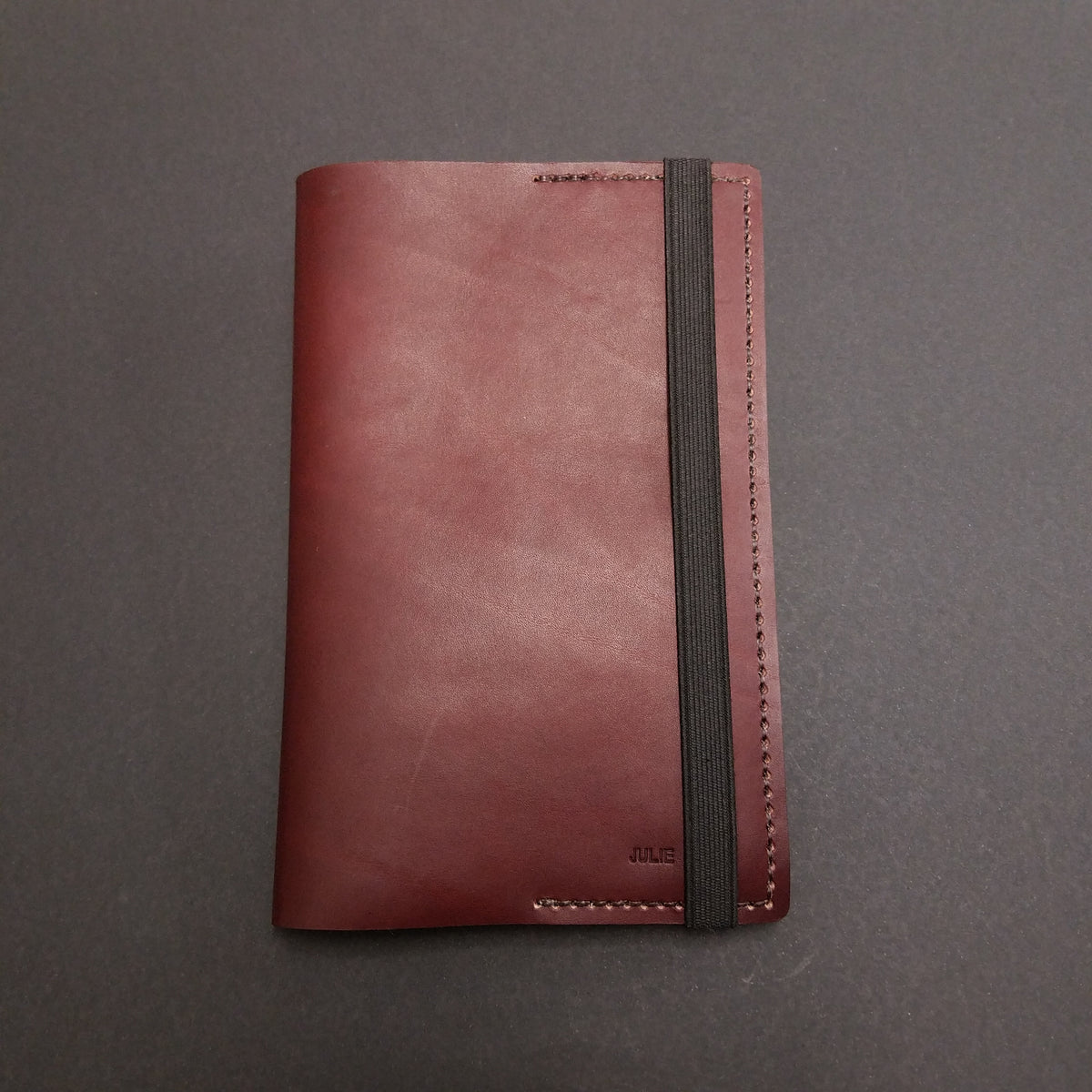 protège carnet cahier cuir sur mesure personnalisable cadeau note écriture dessin élastique maroquinerie artisanale faméthic français marseille inscription personnalisée