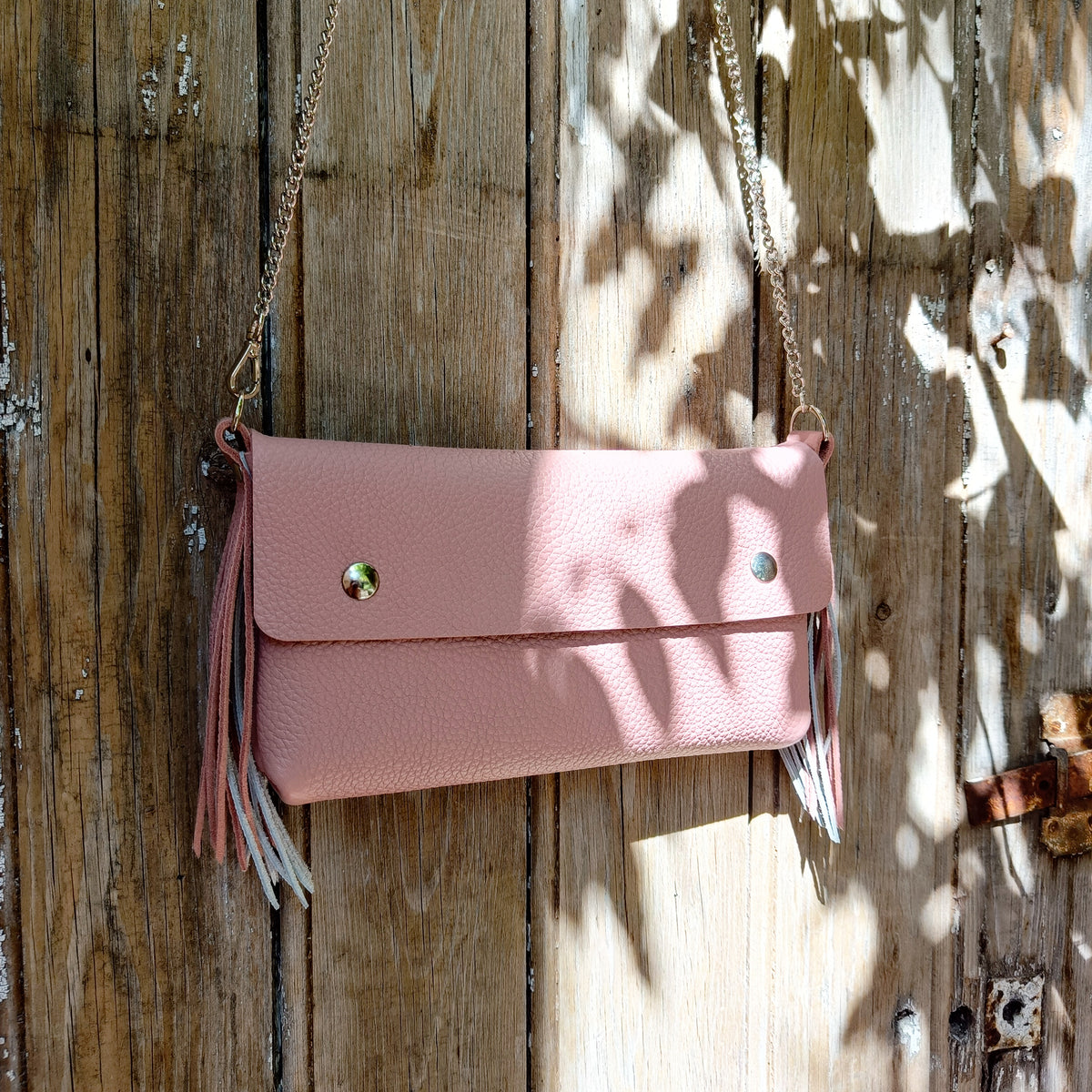 sac à main pochette anthyllis chaîne acier cuir français maroquinerie éthique responsable made in france faméthic rose bleu lavande blanc frange