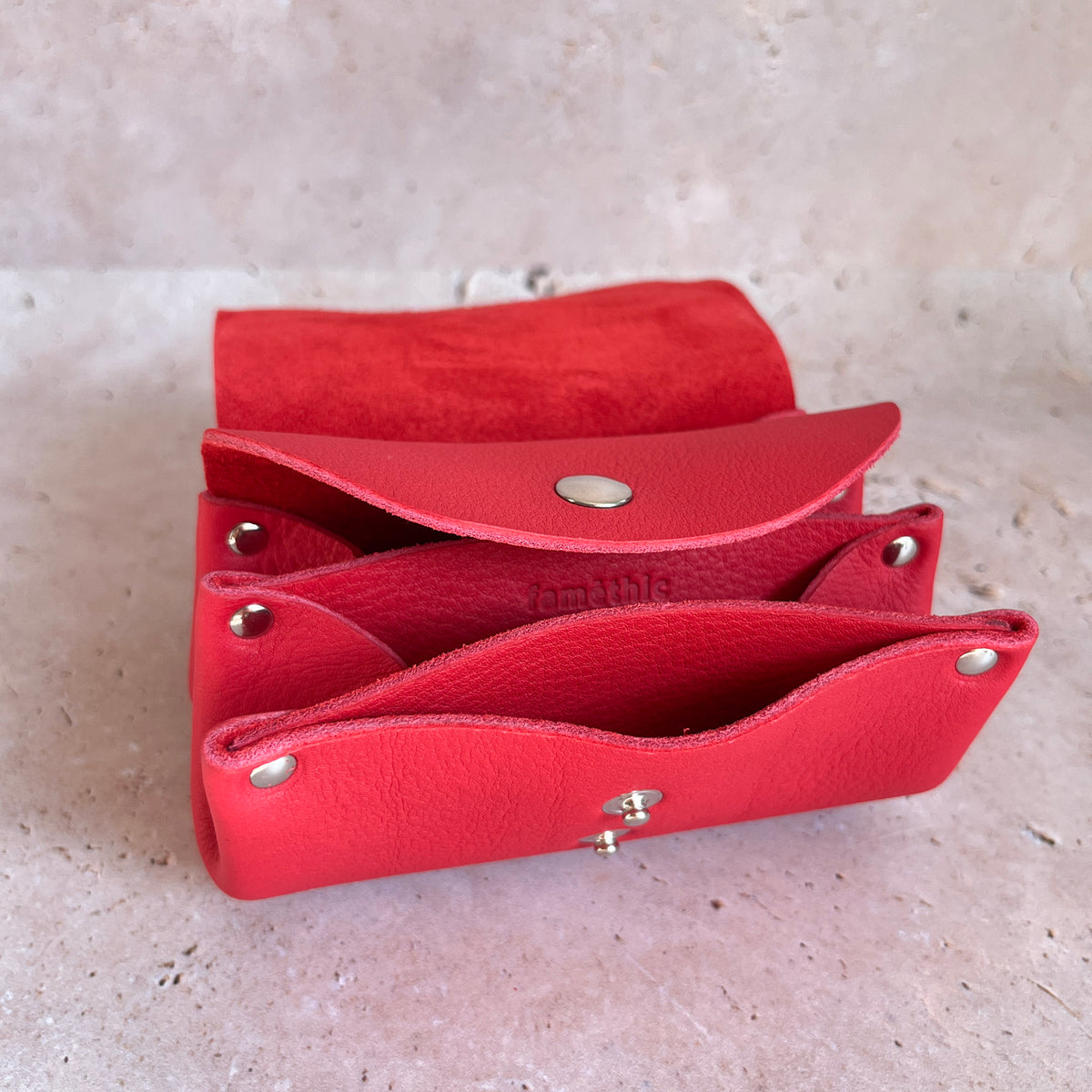 vue ouvert porte monnaie portefeuille cuir rouge corail maroquinerie française 