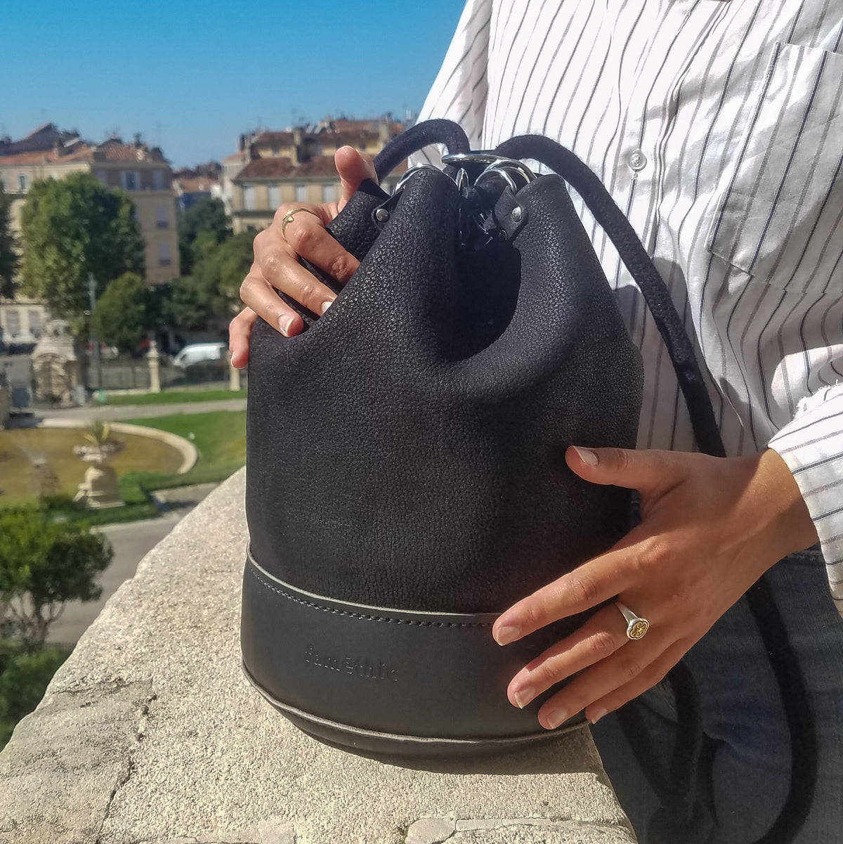 sac à dos sac seau en cuir maroquinerie de luxe faméthic