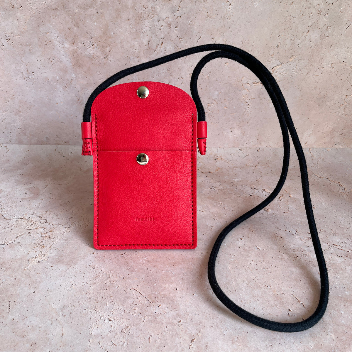 vue de face étui téléphone avec bandoulière cuir rouge corail maroquinerie française faméthic