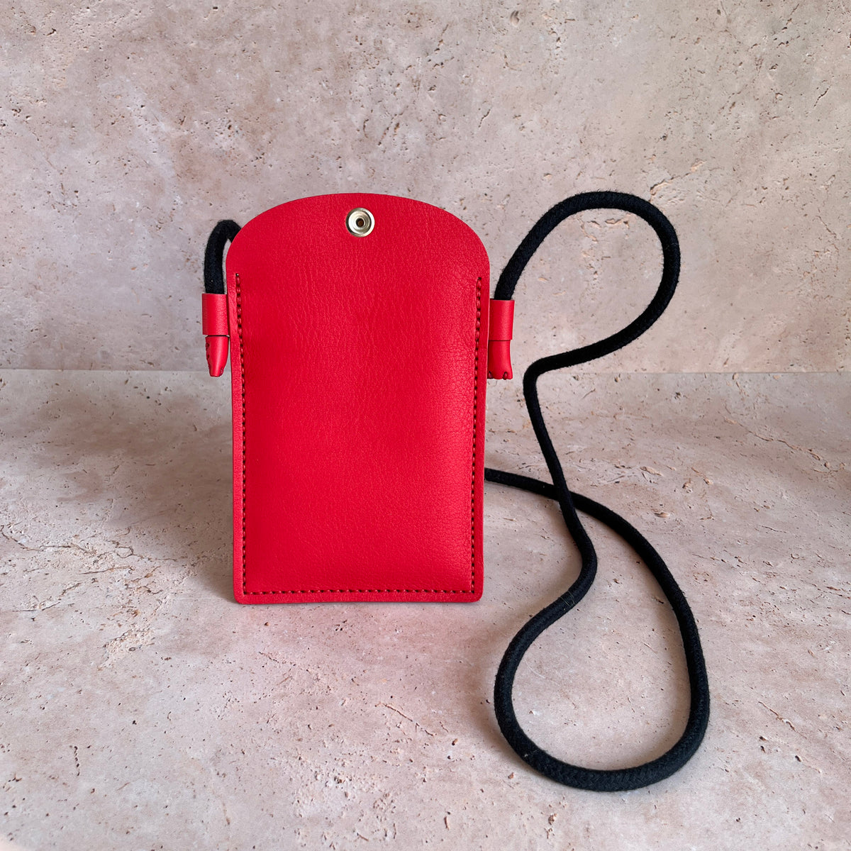 vue de dos étui téléphone avec bandoulière cuir rouge corail maroquinerie française faméthic