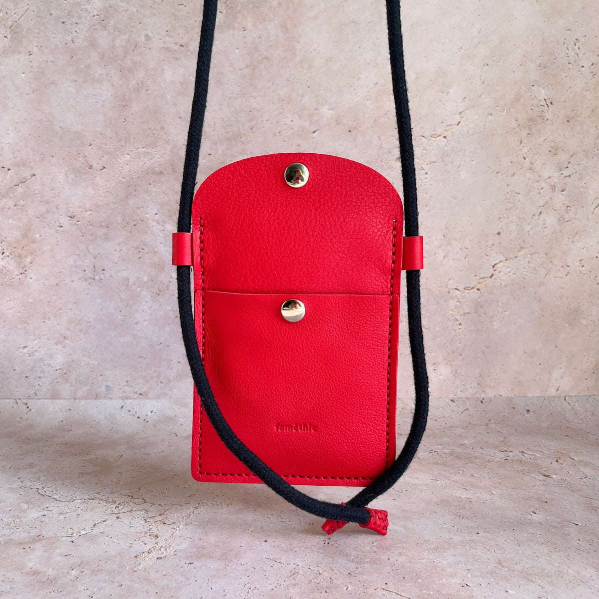 vue de face avec bandoulière en coton étui téléphone avec bandoulière cuir rouge corail maroquinerie française faméthic