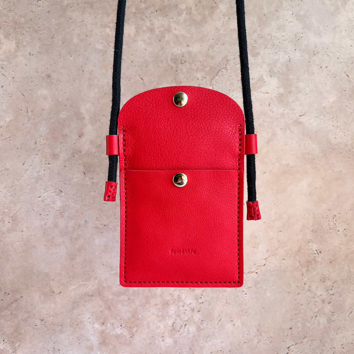 étui téléphone avec bandoulière cuir rouge corail maroquinerie française faméthic