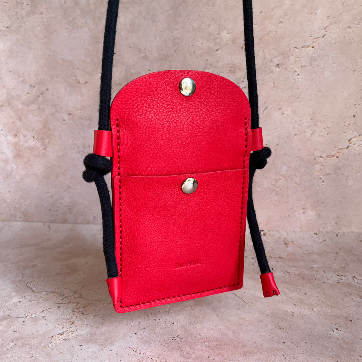 vue de face avec corde nouée étui téléphone avec bandoulière cuir rouge corail maroquinerie française faméthic