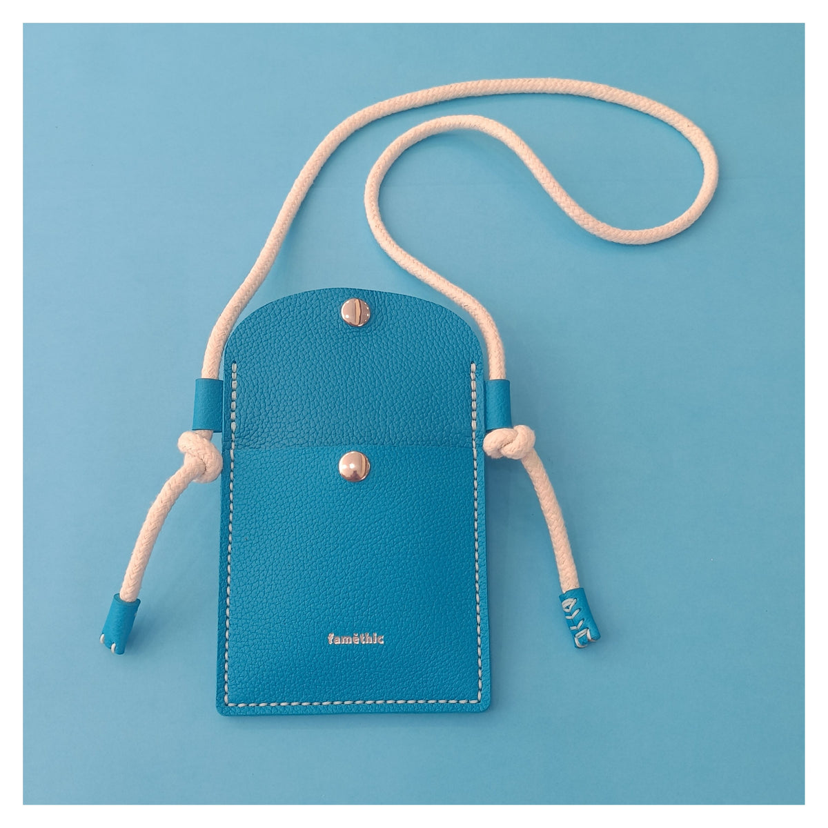 étui téléphone pochette papier voyage  cuir turquoise collection marseille H2O faméthic maroquinerie 
