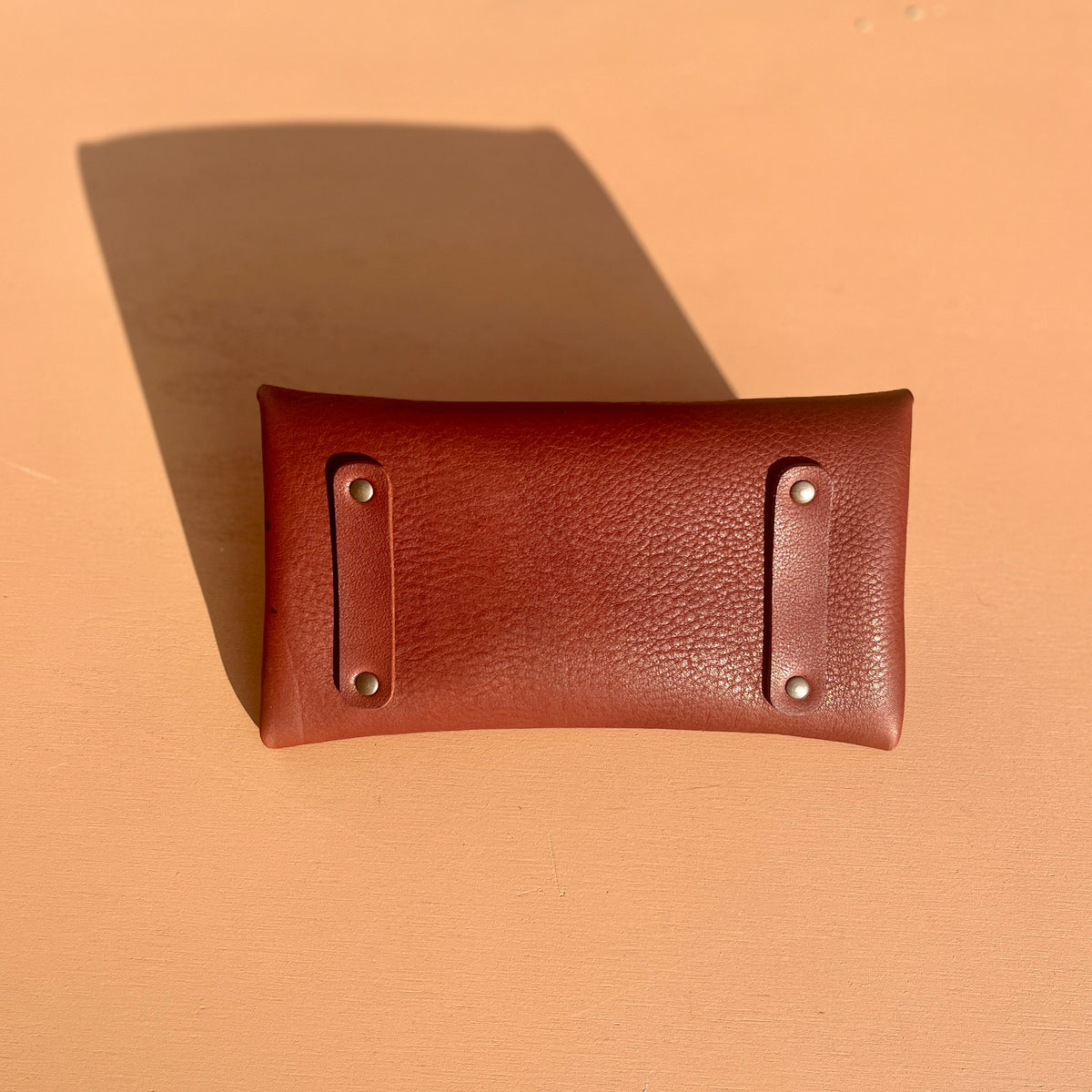 pochette en cuir pour téléphone et chéquier fabriqué en france maroquinerie luxe français faméthic