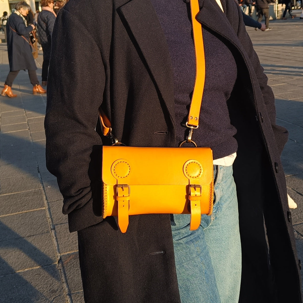 sacoche banane bandoulière cuir maroquinerie française artisanal sac en cuir faméthic passiflore jaune 